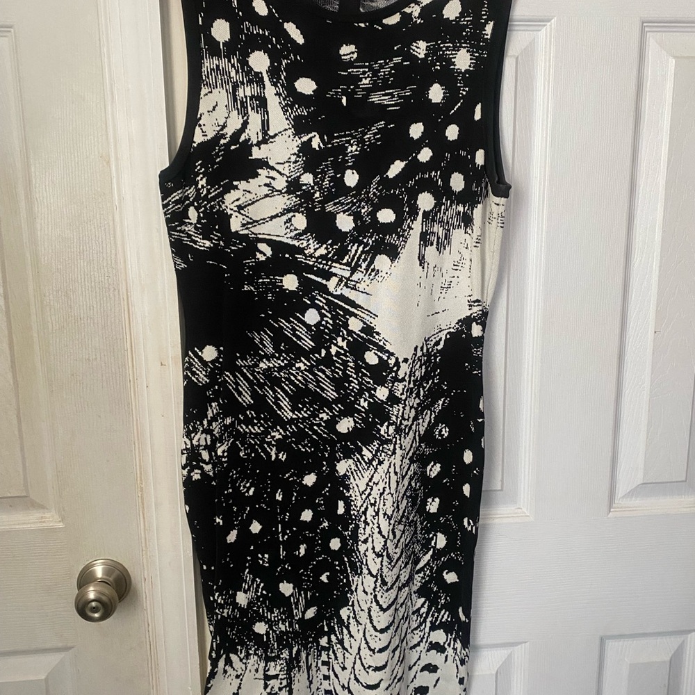 Karen Miller Black and white sleevel dress Sz 4